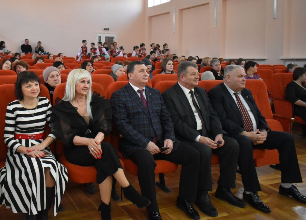 Игорь Лызов: В преддверии праздника 8 марта в сессионном зале администрации Амвросиевского округа состоялся праздничный концерт «Женщина всегда права!», посвященный Международному женскому Дню 8-е марта