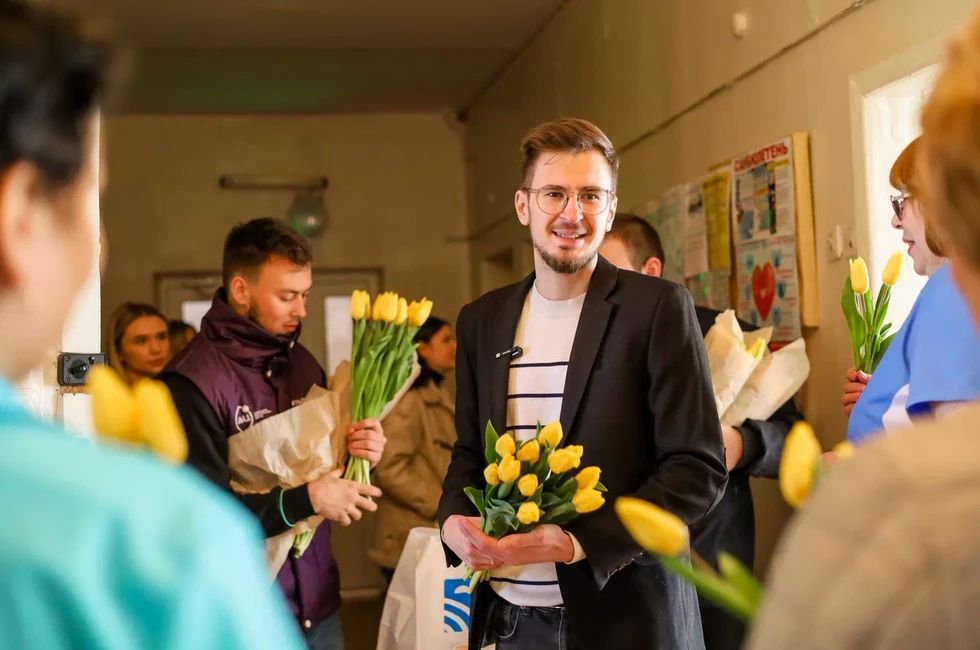 В Донецке молодые волонтеры поздравили женщин сильных профессий