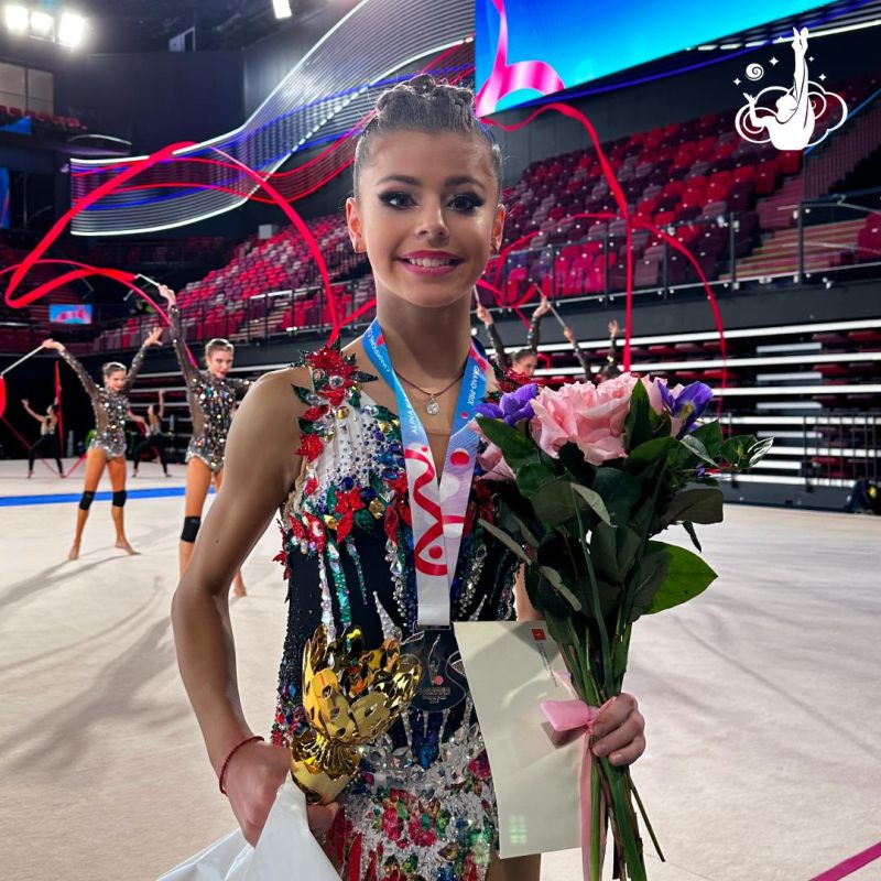 Гимнастка из Донецка Каролина Тарасова завоевала серебро в финале с булавами на «Гран-При» Кубке Чемпионок имени Алины Кабаевой!