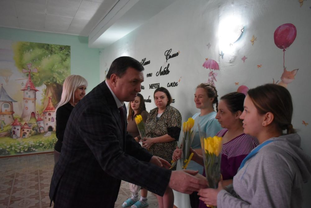 Игорь Лызов: Вместе с управляющим делами администрации и заместителем главы администрации округа поздравил с весенним праздником женщин, которые стали мамами в преддверии международного женского дня 8 марта