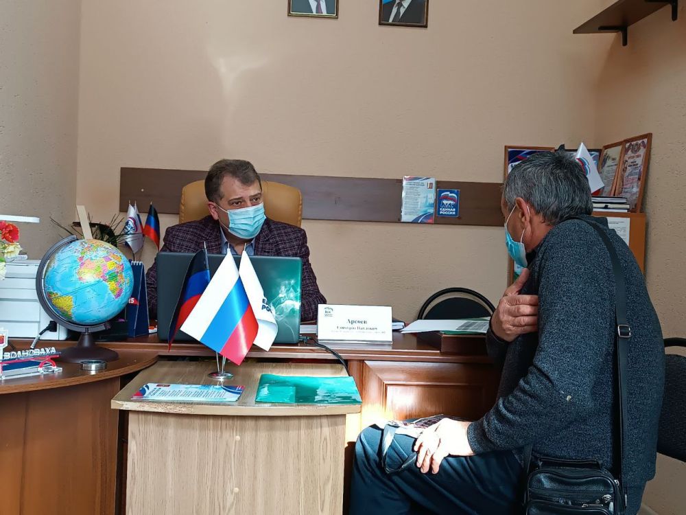 В Волновахском отделении общественный приёмной Единой России депутат Волновахского муниципального совета Донецкой Народной республики первого созыва Арсоев Таймураз Павлович провёл прием граждан