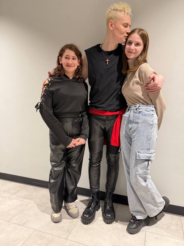 Сенатор РФ Александр Волошин исполнил мечту девочек из поселка Новый Свет