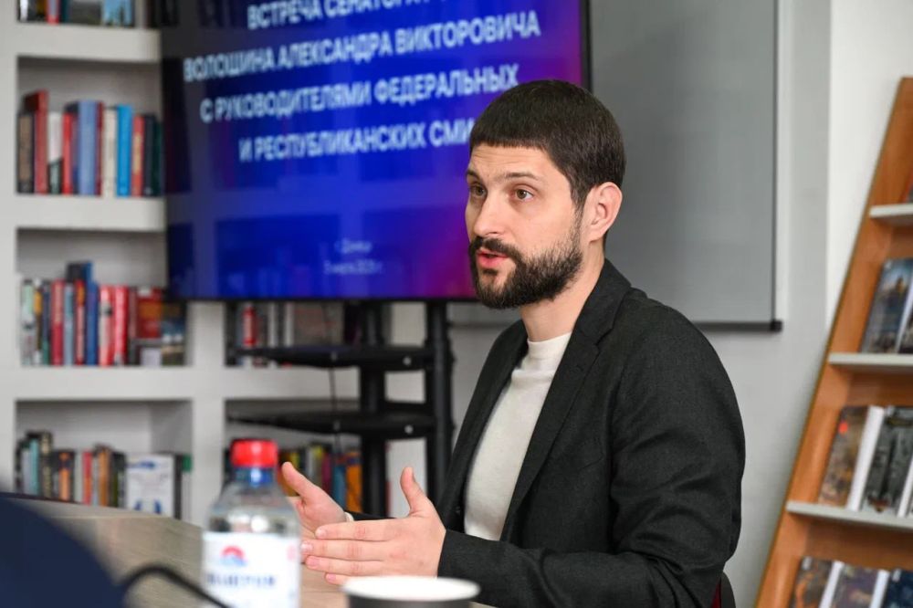 В рамках своего визита в Донецк сенатор Российской Федерации от Донецкой Народной Республики Александр Волошин встретился с представителями СМИ