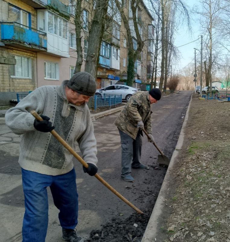 Силами коммунальных предприятий были проделаны работы по наведению чистоты и порядка на территории г. Моспино: