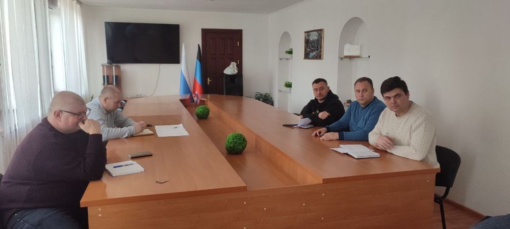 Сегодня, 10 марта, врип Главы администрации городского округа Торез Артём Чесноков провел совещание с председателем Торезского городского совета Донецкой Народной Республики Александром Казмерчуком, руководителем рабочей...