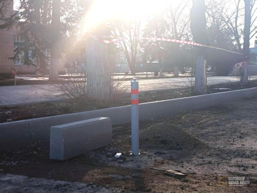 Игорь Лызов: На улице Фрунзе в Амвросиевке укладывают новый бордюрный камень