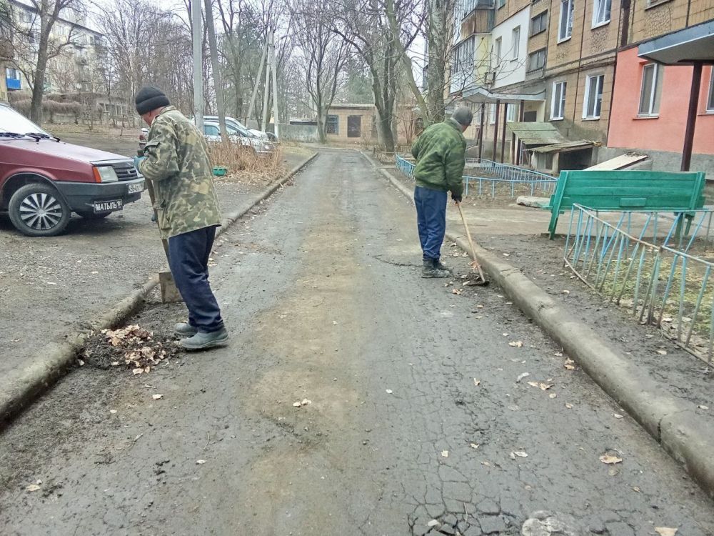 Силами коммунальных предприятий были проделаны работы по наведению чистоты и порядка на территории г. Моспино: