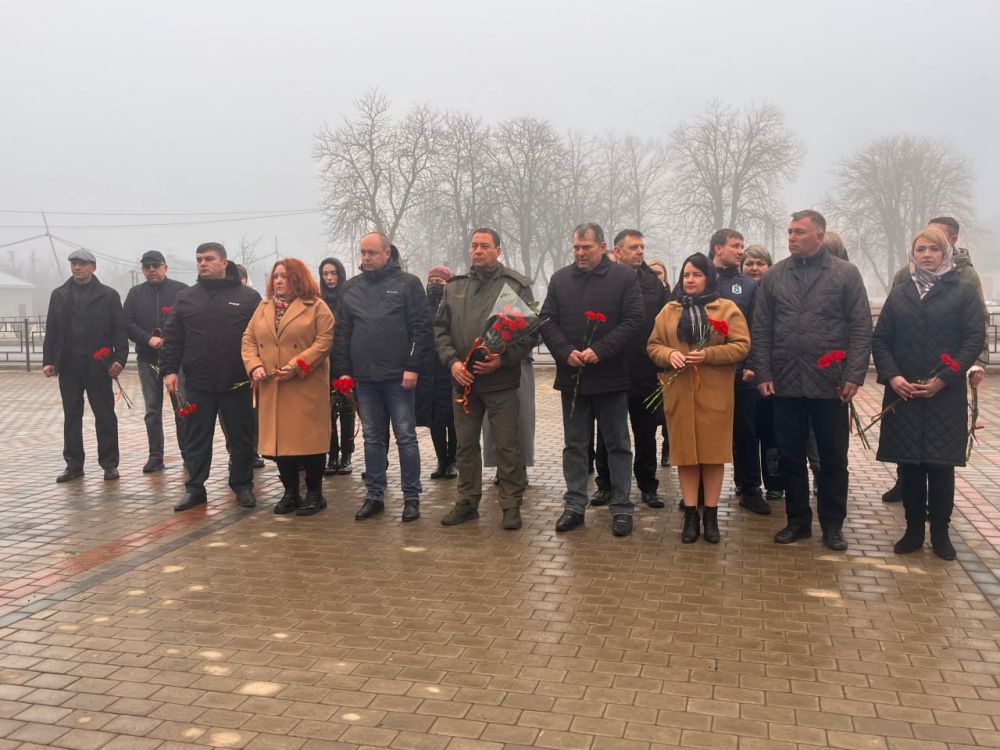 Константин Зинченко: Совместно с председателем Волновахского муниципального совета, депутатом от фракции «Единая Россия» Таймуразом Арсоевым, сотрудниками администрации округа и представителями шефа-региона Ямал, почтили...