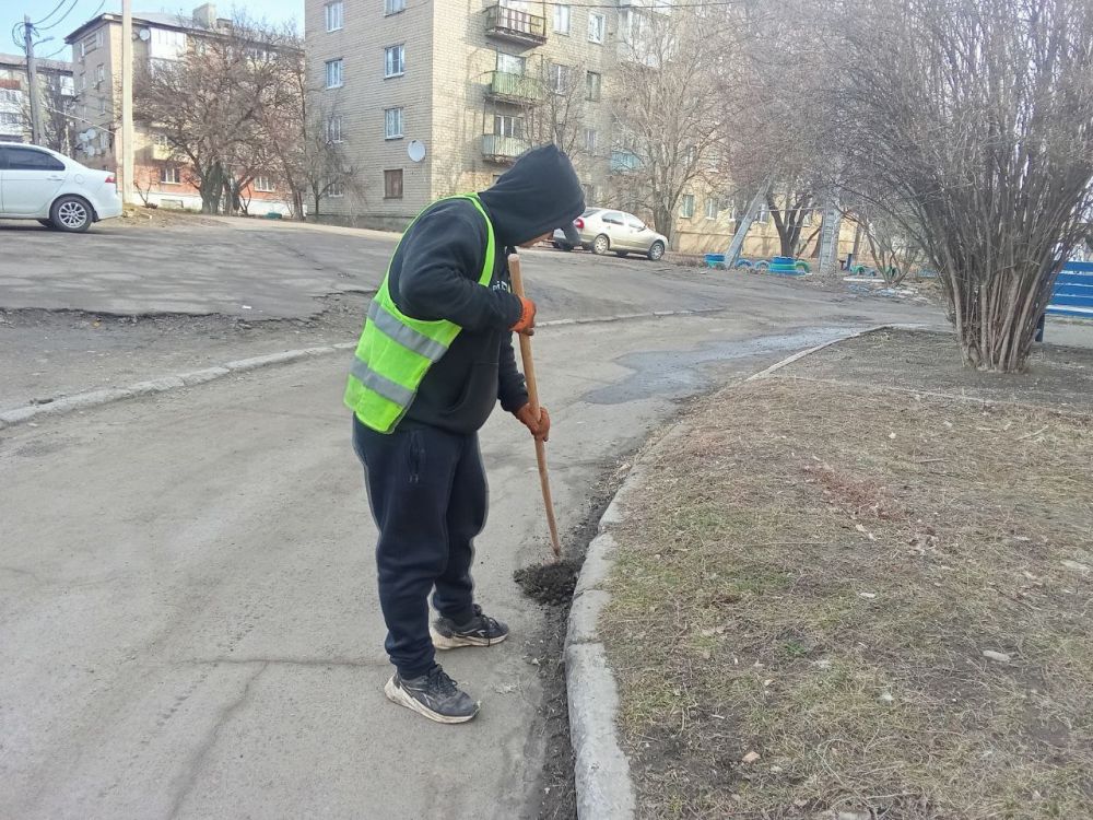 Силами коммунальных предприятий были проделаны работы по наведению чистоты и порядка на территории г. Моспино: