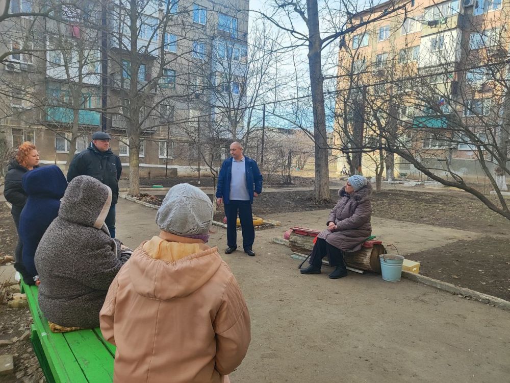 Сегодня, 12 марта, заместитель главы администрации городского округа Торез Александр Ставицкий совместно с представителями МУП администрации города Тореза "Жилкоммунсервис" встретился с жителями микрорайона 4 возле дома № 5