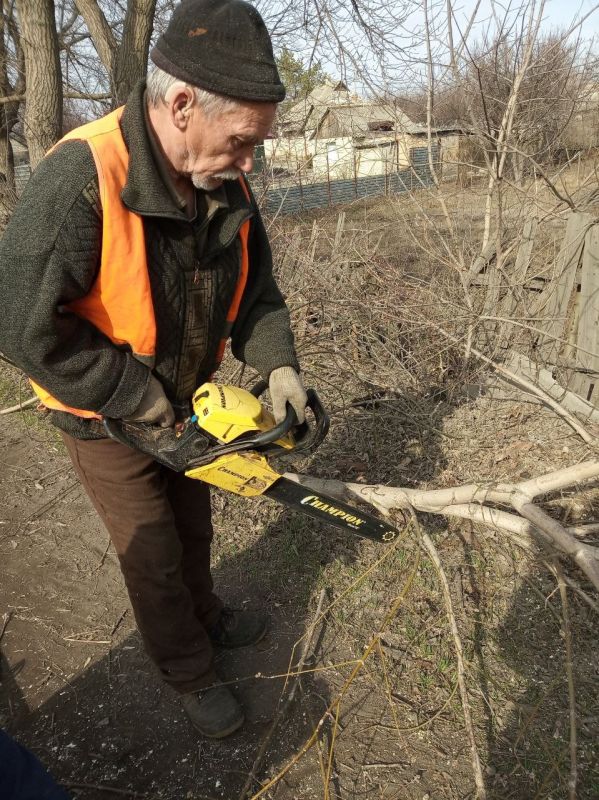 Силами коммунальных предприятий были проделаны работы по наведению чистоты и порядка на территории г. Моспино: