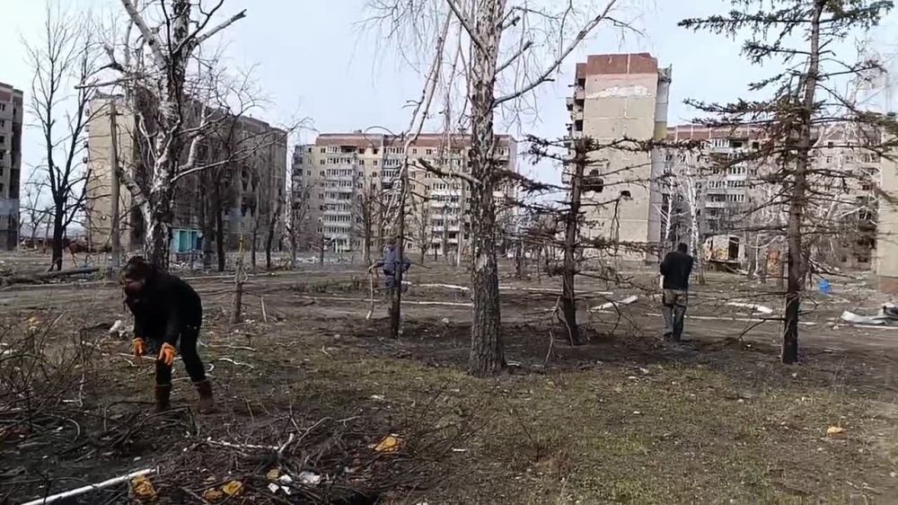 Константин Зинченко: Субботник в Угледаре. Совместно с председателем Волновахского муниципального совета Таймуразом Арсоевым, начальником Угледарского территориального управления департамента по развитию территорий...