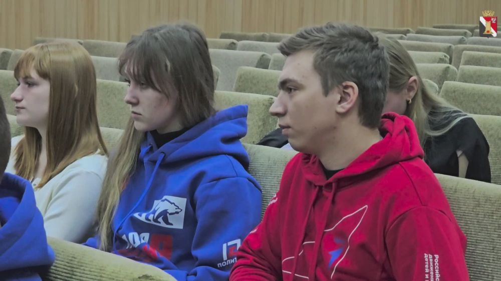 Исполняющий полномочия главы городского округа Енакиево, Секретарь Енакиевского местного отделения Единой России Игорь Мартынов, в рамках партийного проекта "Мир возможностей", встретился с активистами молодежных движений...