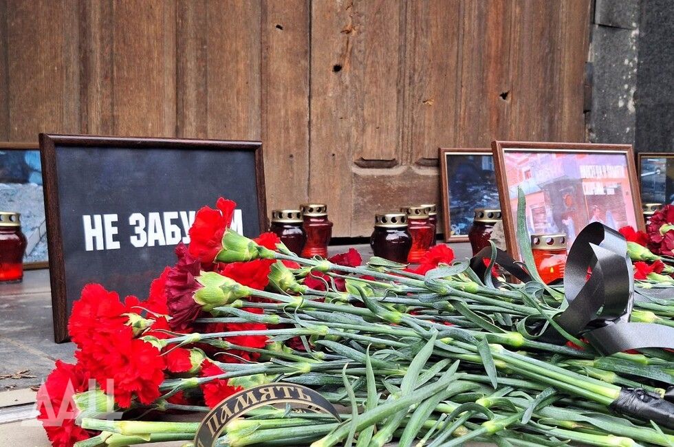 В Донецке возложили цветы к месту гибели десятков людей из-за удара «Точкой-У»