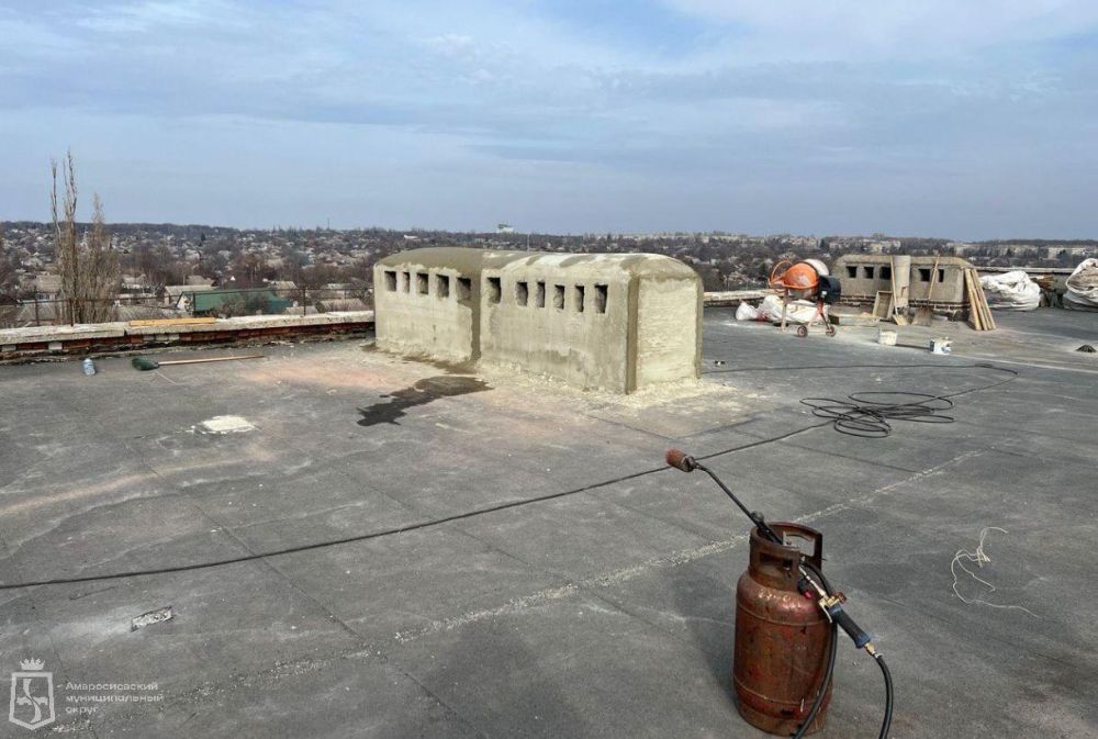 Игорь Лызов: Бригада из ЕАО продолжает ремонт кровли дома в Амвросиевке