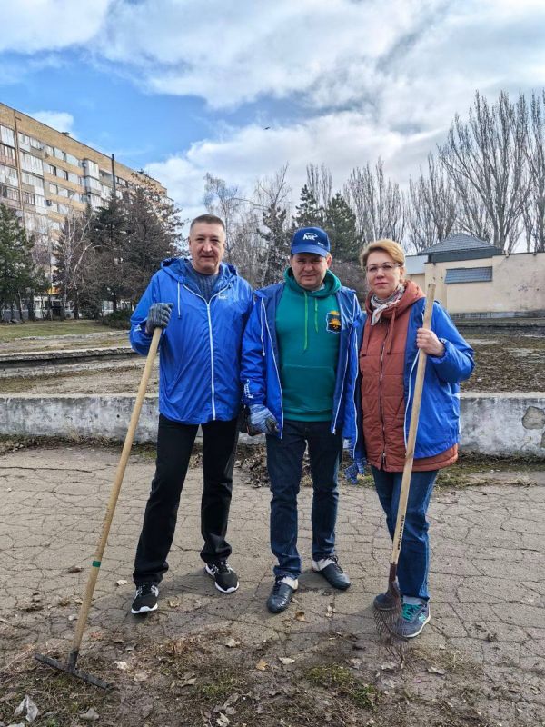Лариса Толстыкина: Вместе с главой городского округа Макеевка Владиславом Ключаровым, представителями макеевской администрации и неравнодушными жителями города приняла участие в общереспубликанском субботнике