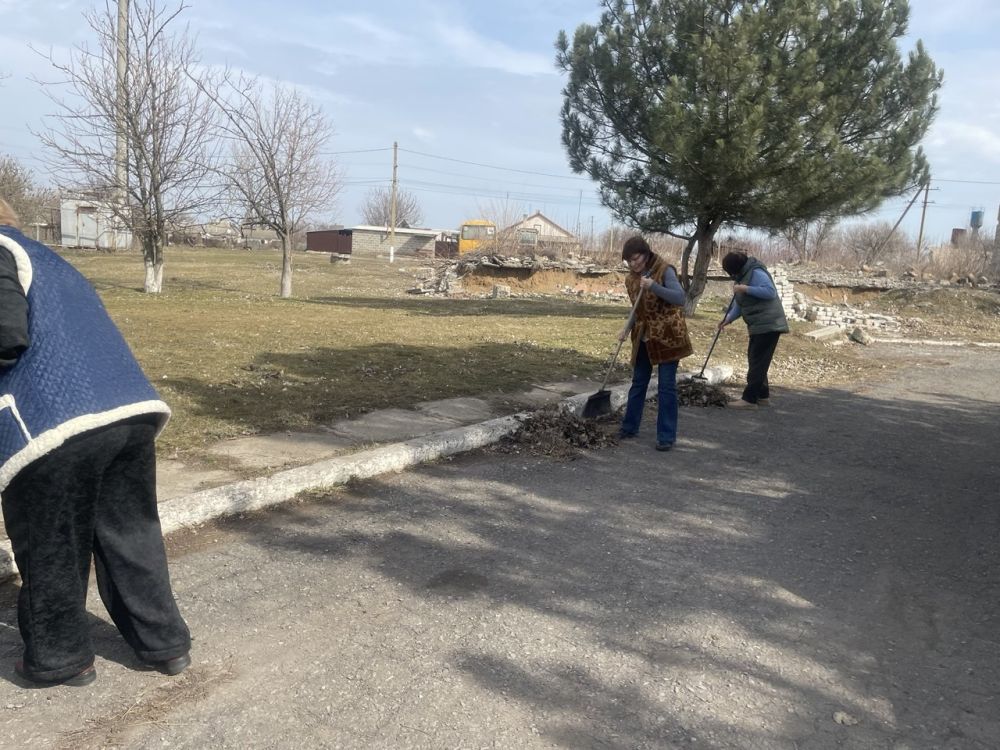 Работники Михайловского СДК приняли участие в субботнике по уборке территории села