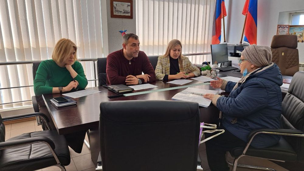 Заместитель главы Администрации городского округа Мариуполь Богдан Перепечай вместе с начальником отдела по учету граждан и предоставлению жилья АГО Мариуполь Дарьей Ковалевой и руководителем управы Жовтневого...