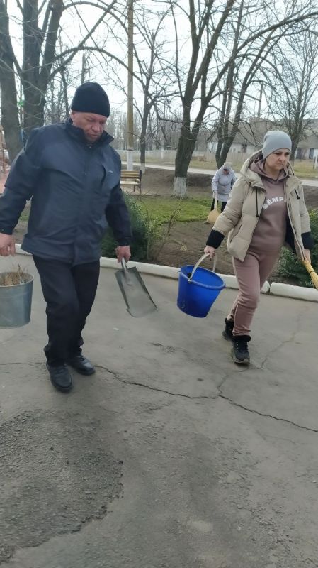Сотрудники Свободненского СДК провели уборку территории, прилегающей к зданию Дома культуры