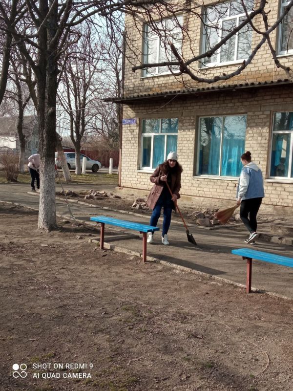 Сотрудники Андреевского КДиТ совместно с сотрудниками администрации и библиотек провели уборку прилегающих территорий