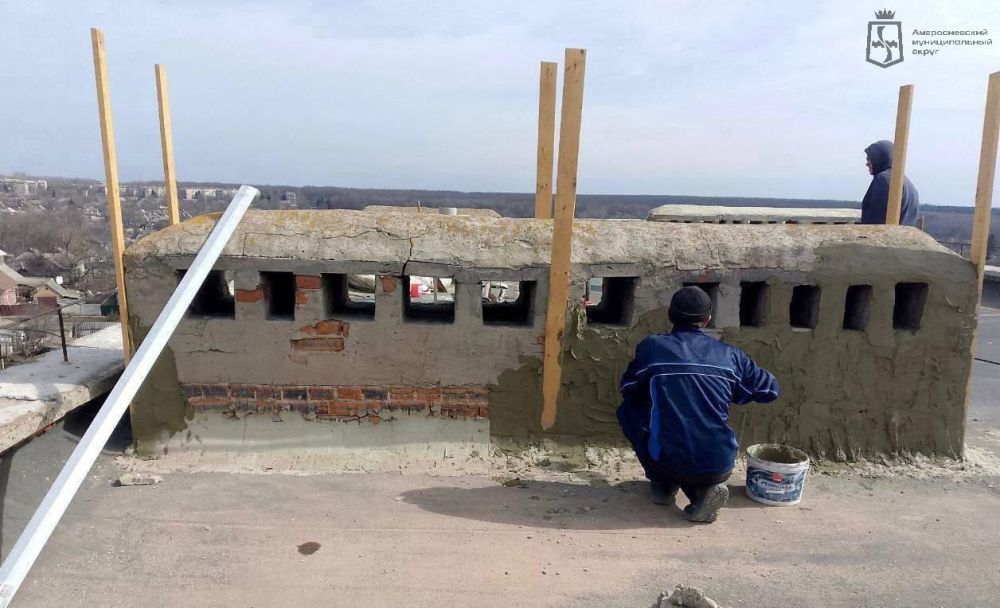 Игорь Лызов: К ремонту кровли еще одного дома в г. Амвросиевка приступили специалисты из ЕАО