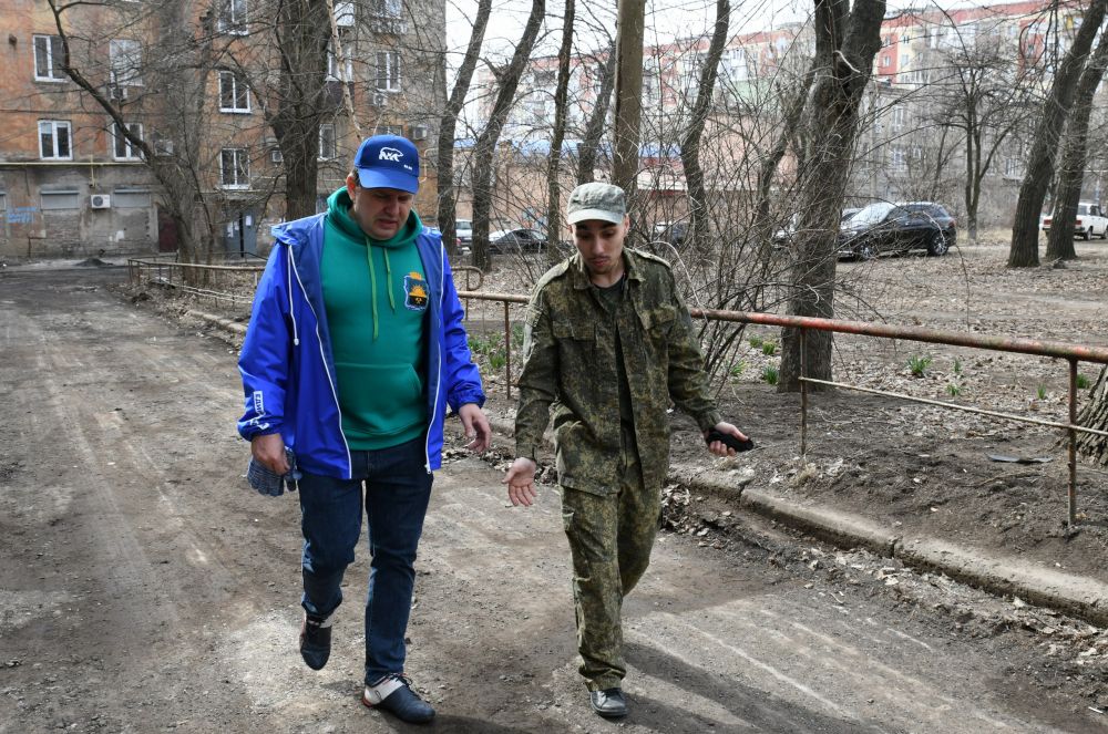 Владислав Ключаров: Вчера после субботника встретился с жителями домов в центре Макеевки, пострадавших от киевской агрессии 18 февраля