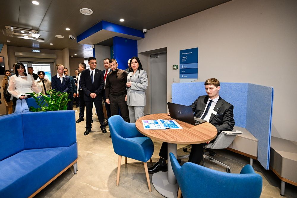 «У наших жителей появляются дополнительные возможности»: Денис Пушилин принял участие в открытии флагманского офиса ВТБ в Донецке