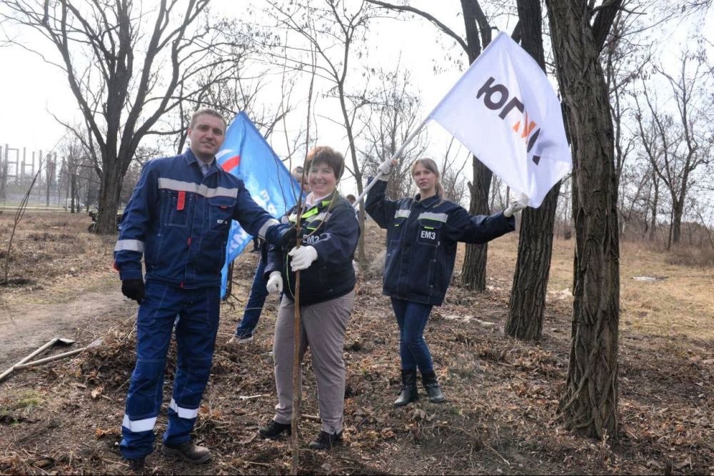 Сотрудники ЕМЗ активно поучаствовали в первом республиканском субботнике и посадке деревьев