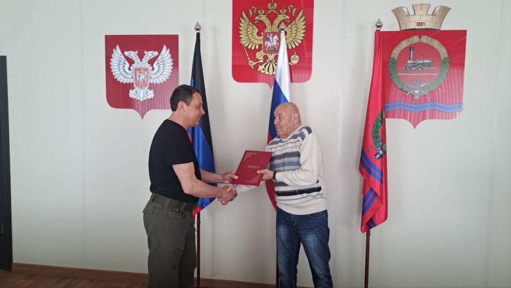 Константин Зинченко: Поздравил с Днем рождения замечательного человека — Сницарева Олега Ивановича, учителя физкультуры Донской школы, который на протяжении 41 года вдохновлял и воспитывал наших детей!