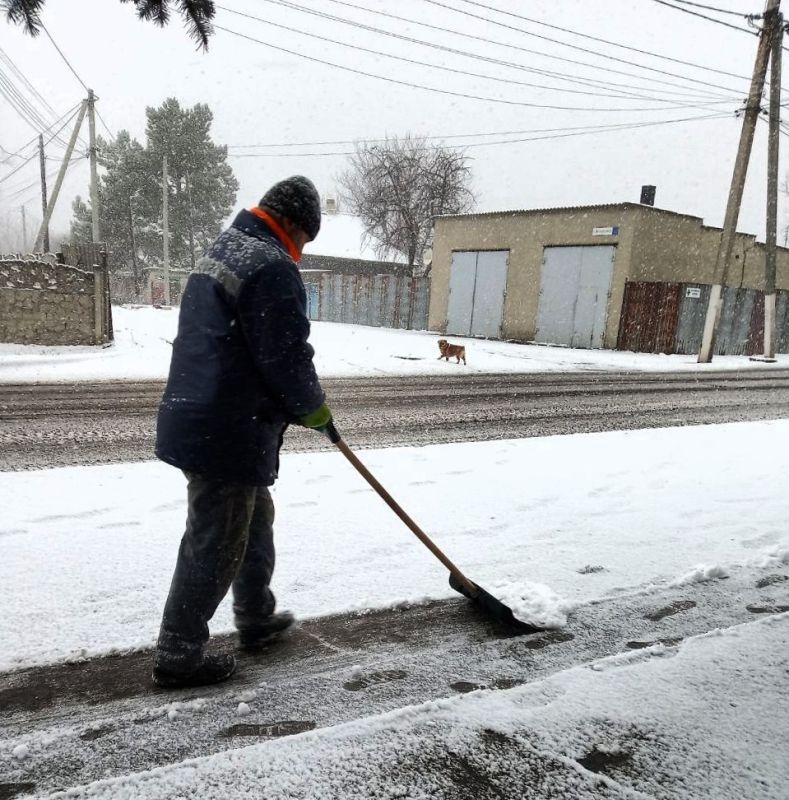 Силами коммунальных предприятий были проделаны работы по наведению чистоты и порядка на территории г. Моспино: