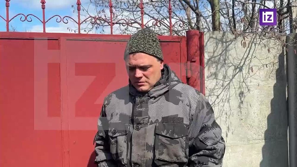 Под удар кассетными боеприпасами попала школа, многоквартирный дом и автобус в Никитском и Центральном районах Горловки, передает корреспондент "Известий" Евгений Быковский