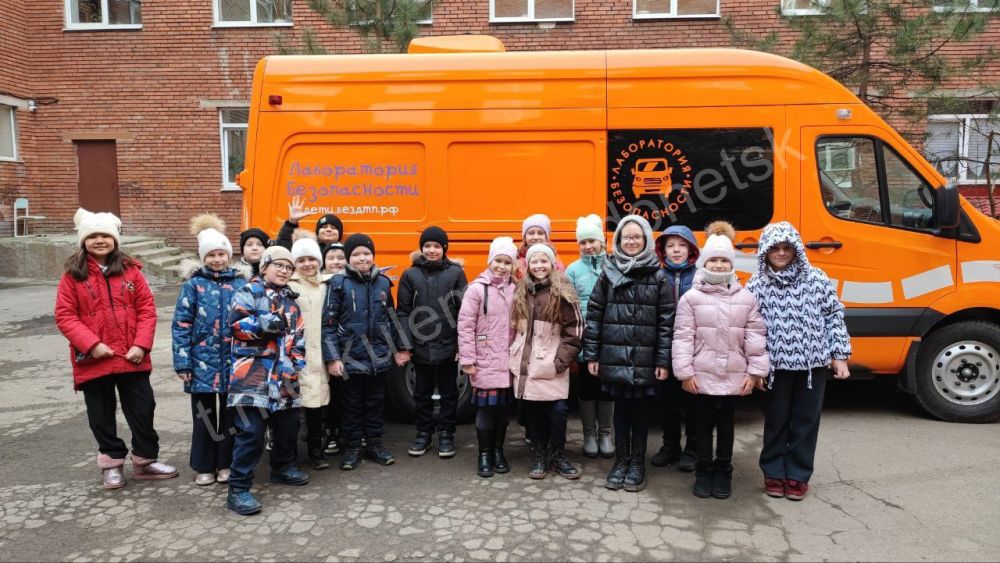 Алексей Кулемзин: В канун весенних каникул волонтеры Регионального центра по профилактике детского дорожно-транспортного травматизма «Лаборатория безопасности» при Донецкой академии транспорта провели уроки по безопасности...