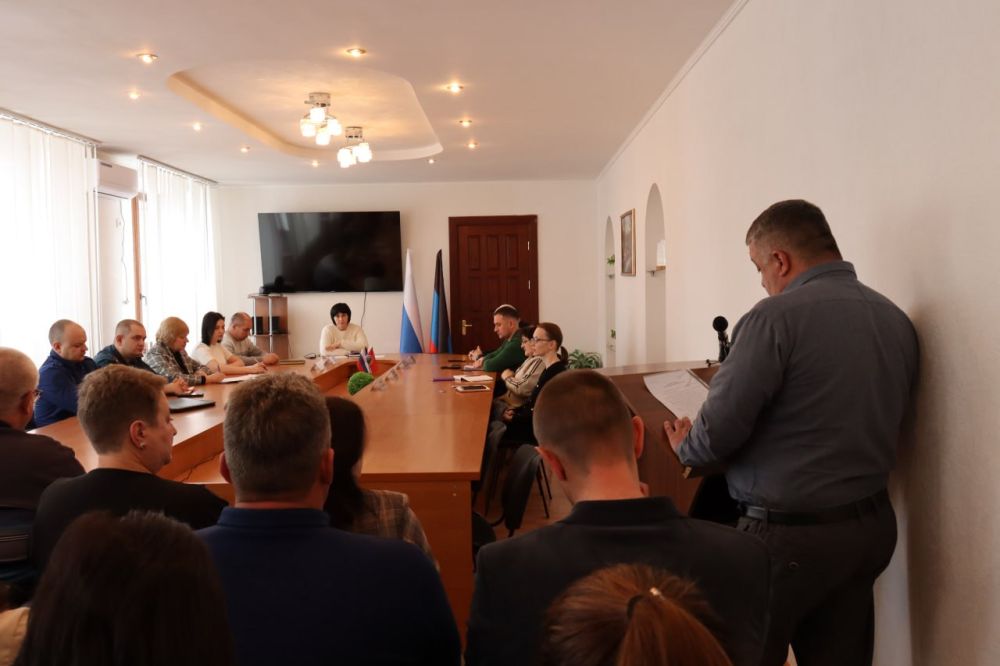 Сегодня, 19 марта, глава администрации города Торез Макарова Анна Ефимовна провела расширенное аппаратное совещание с участием руководителей администрации городского округа, Торезского городского совета, депутата Народного...