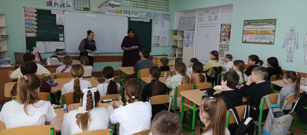 Сегодня для обучающихся 4-Б и 4-В класса ГБОУ "Волновахская школа № 5 Волновахского м.о." прошёл мастер-класс под названием "Открытка солдату", призванный научить ребят выражать свою благодарность и поддержку тем, кто сейчас...