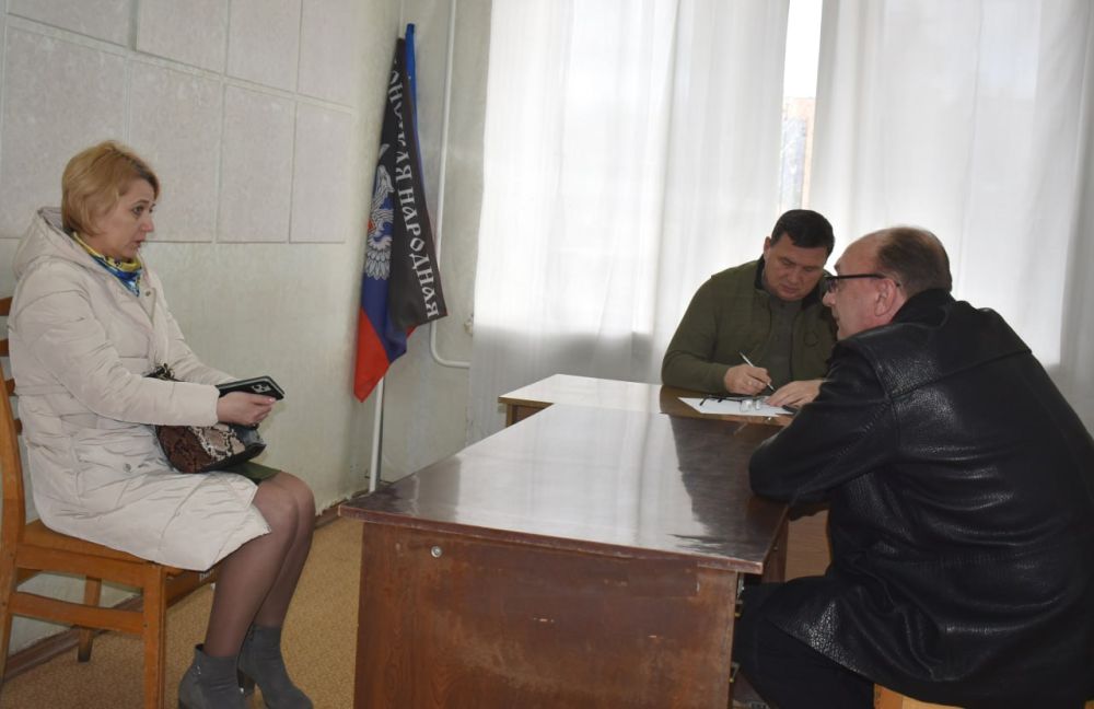 Глава Амвросиевского муниципального округа Игорь Лызов провёл приём в приёмной по обращениям граждан администрации округа