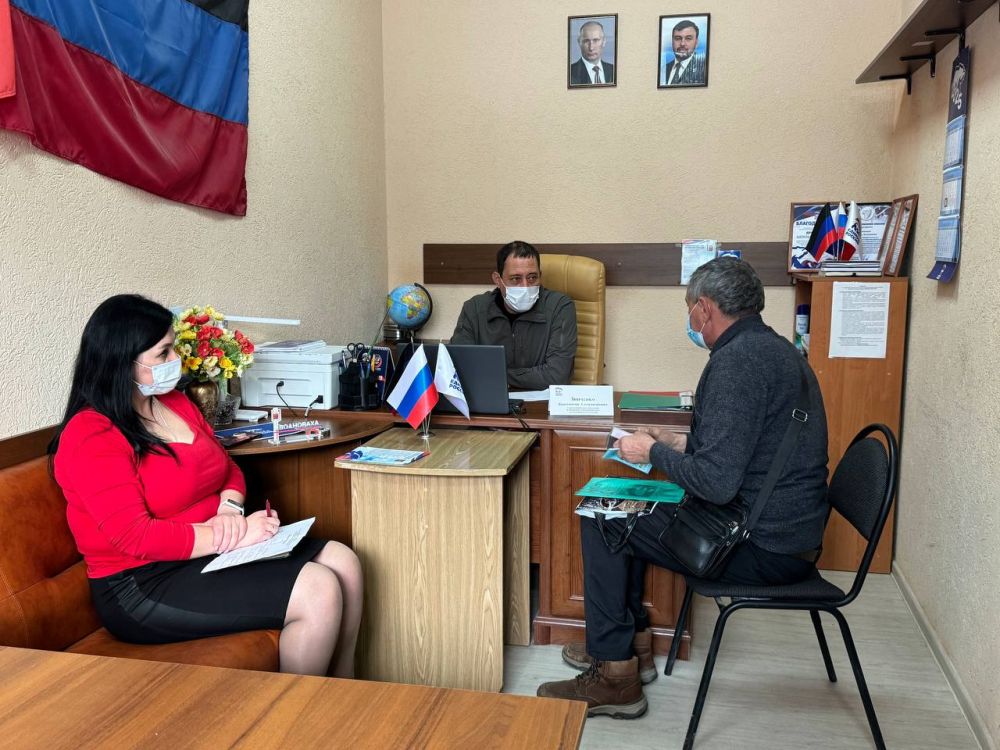 Константин Зинченко: Провел прием граждан в Волновахском отделении общественной приемной Единой России совместно с представителями профильных управлений и отделов администрации Волновахского муниципального округа