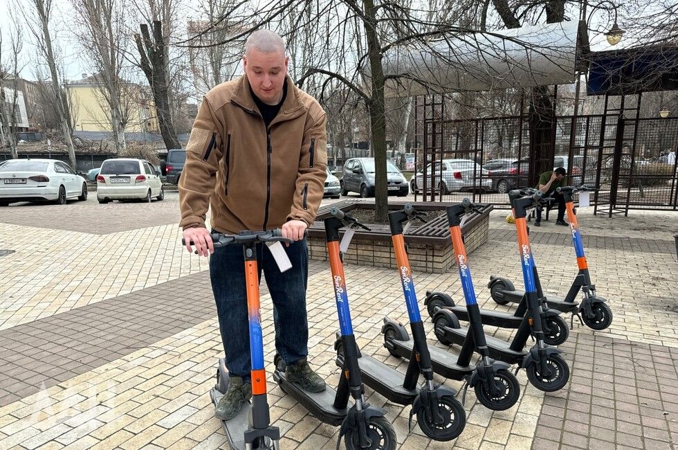 Самокатам приделали ноги. Как прошли первые дни шеринга в Донецке