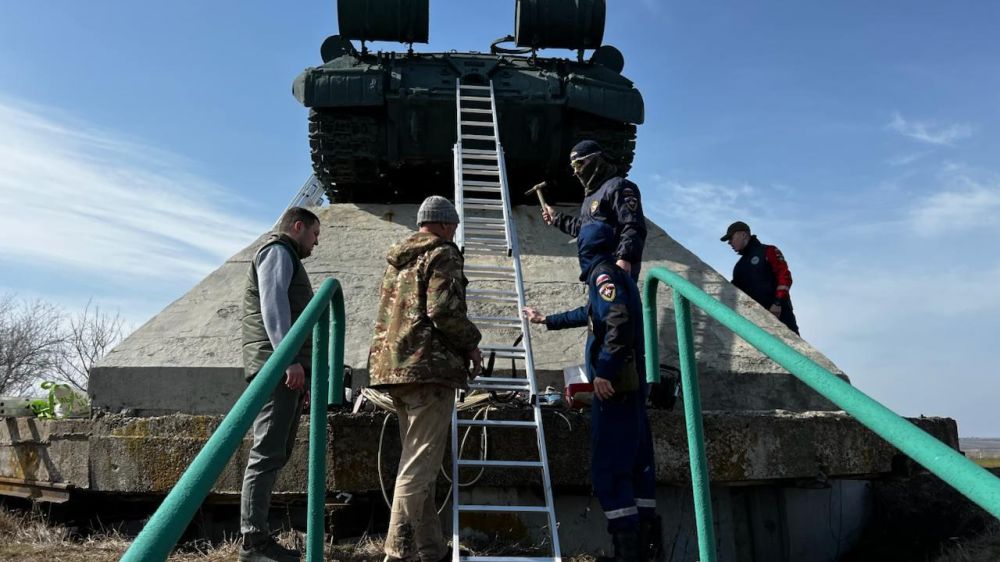 Волонтеры Свердловской области помогли отреставрировать танк-памятник в Тельмановском муниципальном округе Донецкой Народной Республике