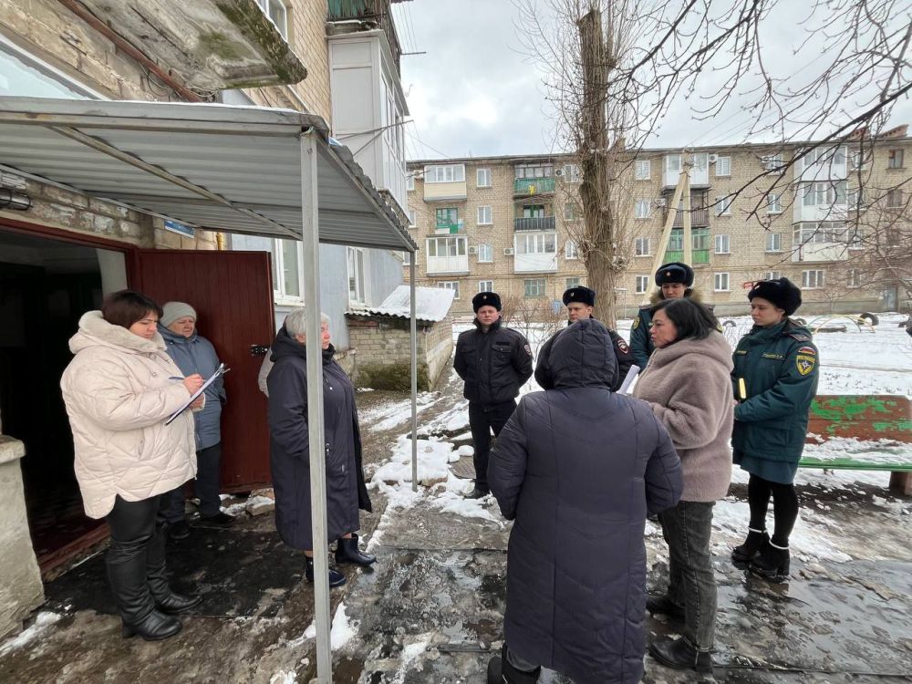 Вчера, 19 марта, заместитель главы Администрации муниципального образования городской округ Харцызск Виктория Рогожина, провела встречу с жителями города Харцызск, ул. Сеченова, д. 7