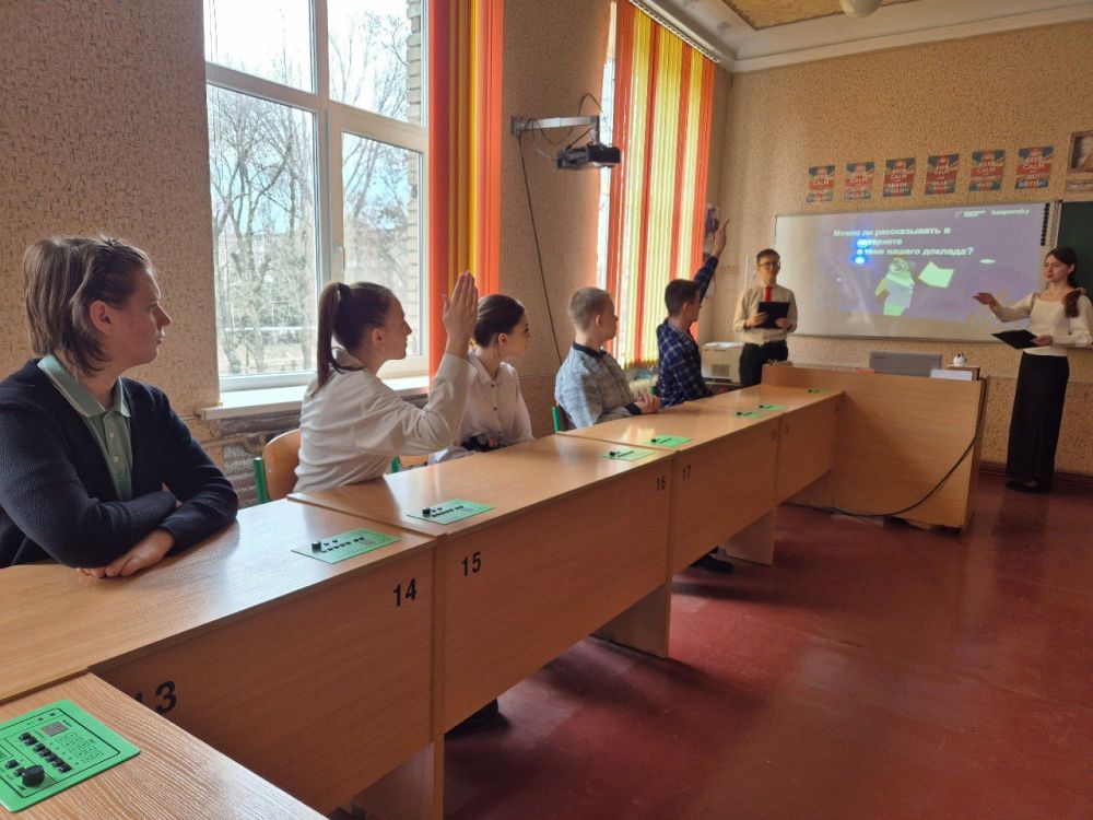 Для школьников Ждановки провели уроки «Опасные незнакомцы в Интернете»