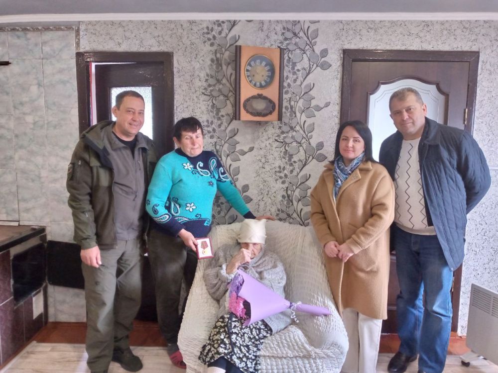 Константин Зинченко: По поручению Президента Владимира Путина вручил медаль «80 лет Победы в Великой Отечественной войне 1941–1945 гг.» жительнице села Хлебодаровка