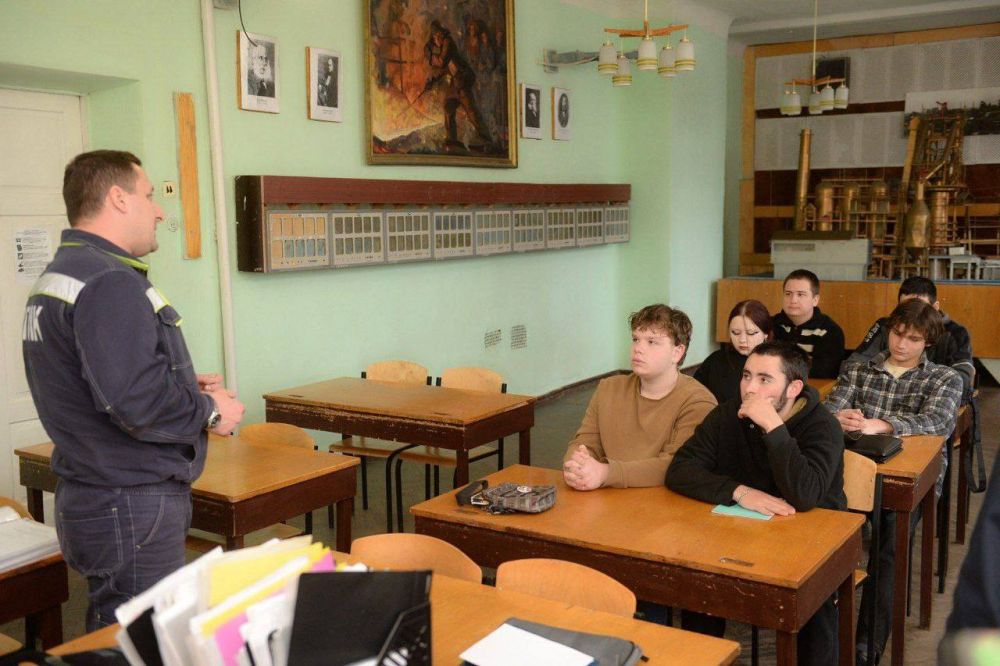 Представители ЕМЗ встретились со студентами Енакиевского металлургического техникума