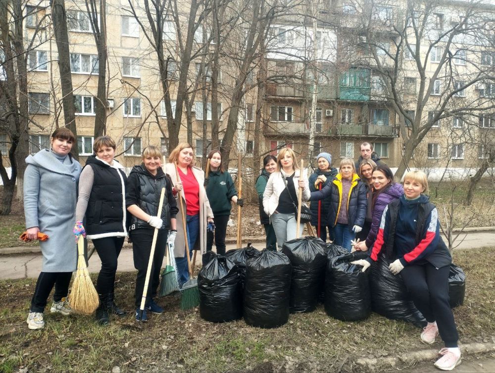 Ждановцы вышли на уборку города