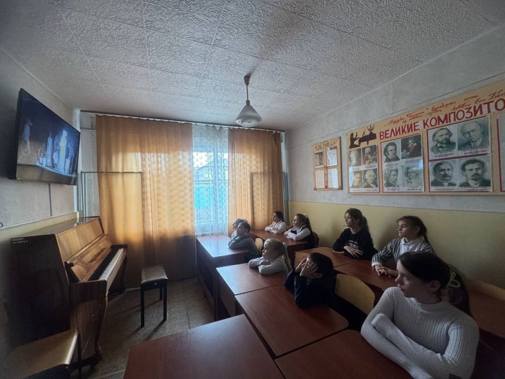 Детям Ждановки продемонстрировали спектакль «Алые паруса»