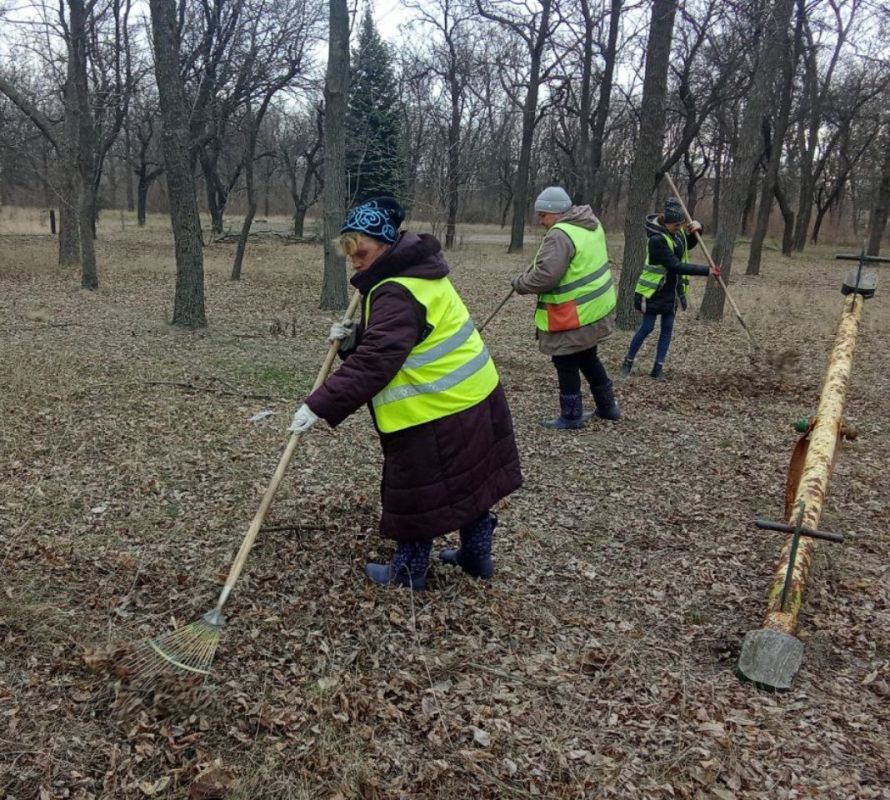 Силами коммунальных предприятий были проделаны работы по наведению чистоты и порядка на территории г. Моспино: