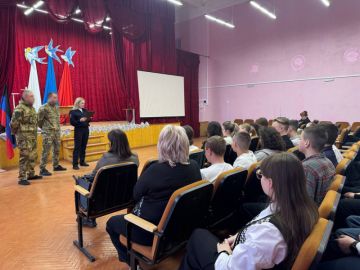 Полицейские ведут профилактическую работу с подростками