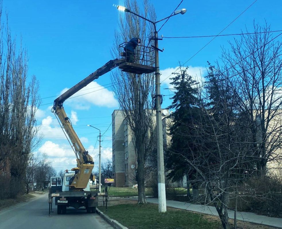 В Ждановке восстанавливают линии наружного освещения