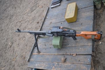 Минобороны России: Чтобы добро не пропадало. Военнослужащие штурмовой группы 39 отдельной гвардейской мотострелковой бригады активно используют трофейное вооружение, захваченное при освобождении населенных пунктов на...