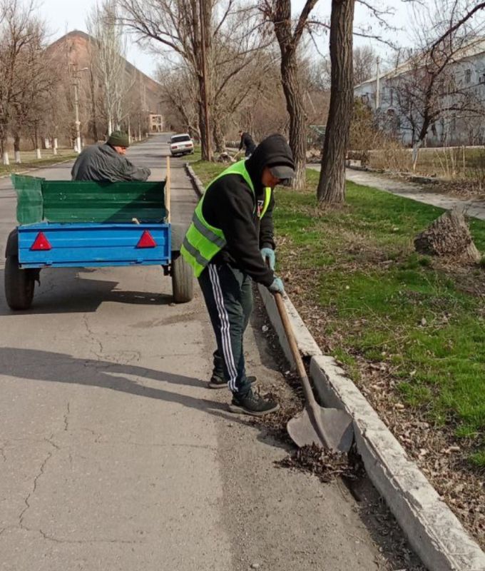 Силами коммунальных предприятий были проделаны работы по наведению чистоты и порядка на территории г. Моспино: