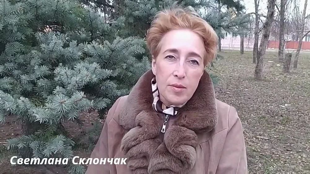 Жители Ждановки поздравили работников культуры с их профессиональным праздником